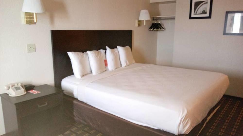 Econo Lodge La Junta Bagian luar foto